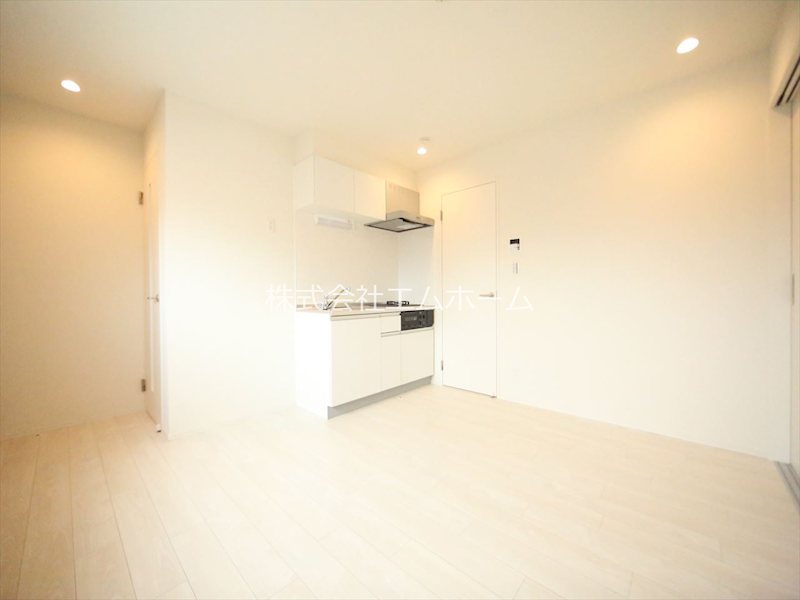 居室・リビング　ＬＤＫ8.3帖　システムキッチン　エアコン完備