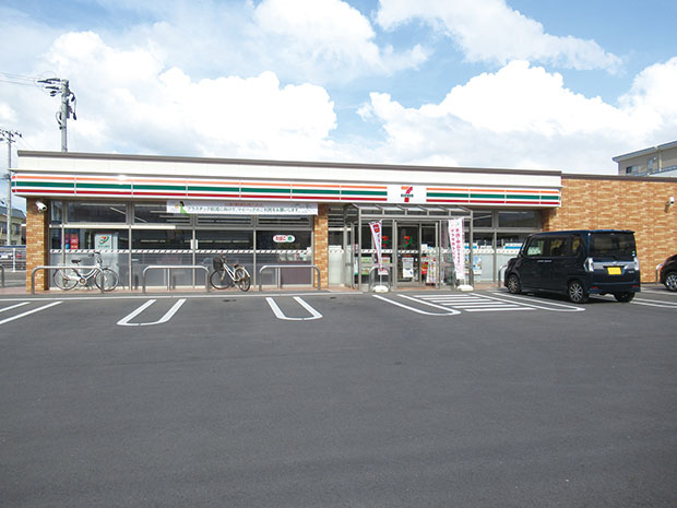 コンビニ　セブンイレブン 弘前松原店（コンビニ）まで838m