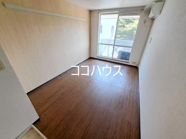 居室・リビング　エアコン付きの洋室です。