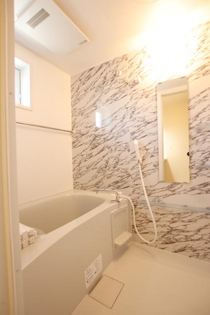 バス・シャワールーム　風呂蓋は設備ではありません