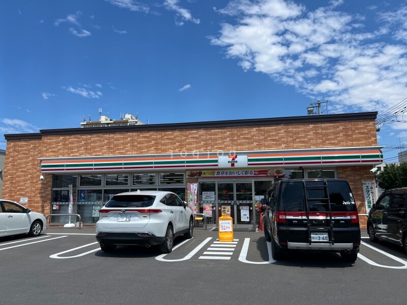 コンビニ　セブンイレブン旭川4条通3丁目店（コンビニ）まで158m