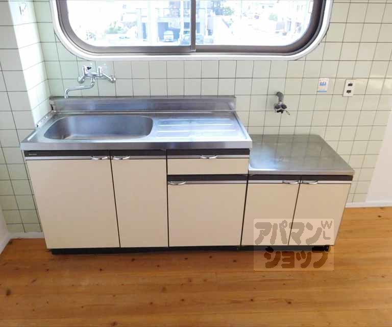 キッチン　調理スペースも確保できる大きめのキッチン