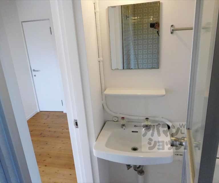 洗面設備　小ぶりで可愛い洗面台