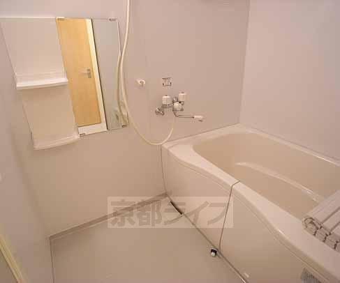 バス・シャワールーム　鏡付きです