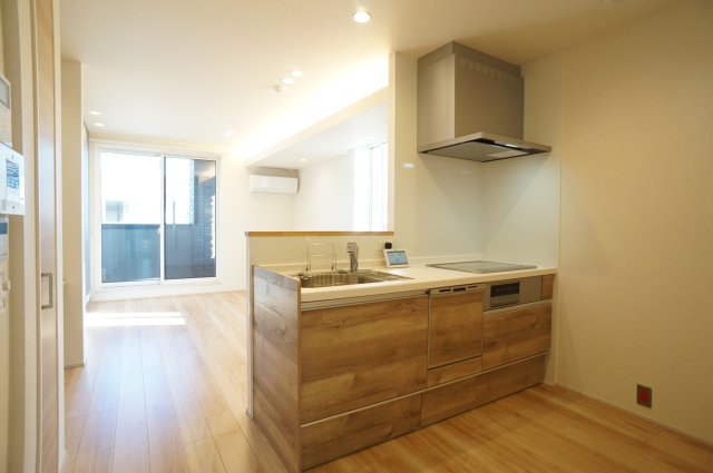 キッチン　システムキッチンは3口のIHヒーター♪食洗機有り