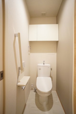 トイレ　温水洗浄便座♪上部に収納棚有り