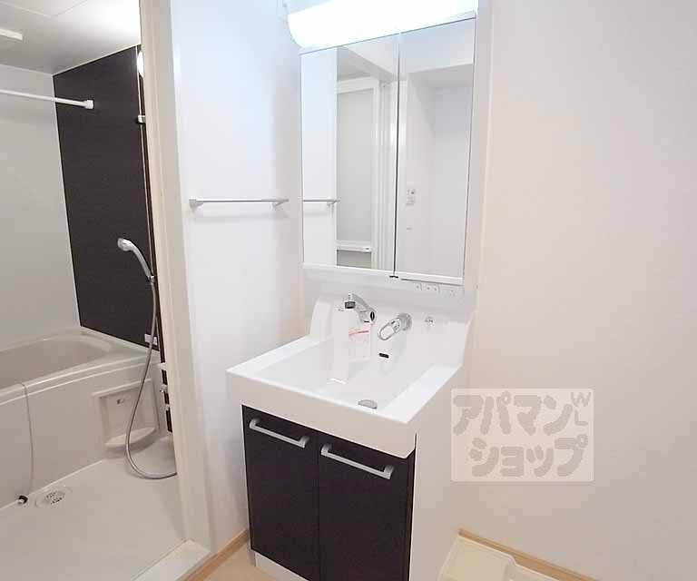 洗面設備　シャンプドレッサーもスタイリッシュです。