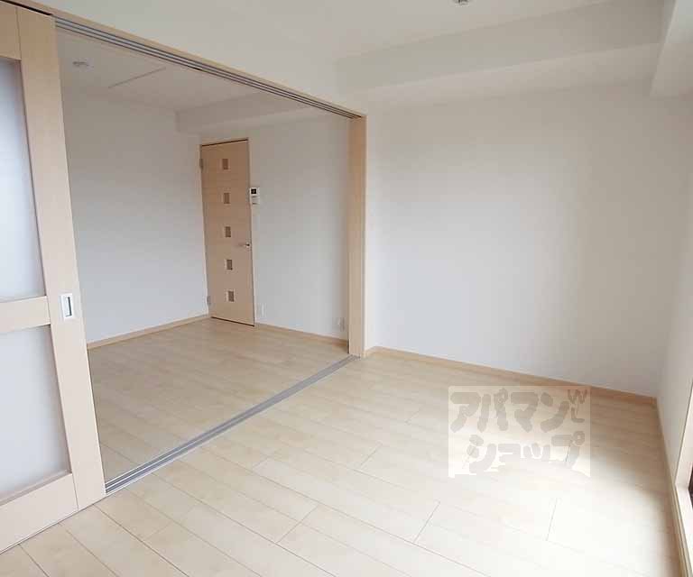 居室・リビング　リビング横の洋室です。