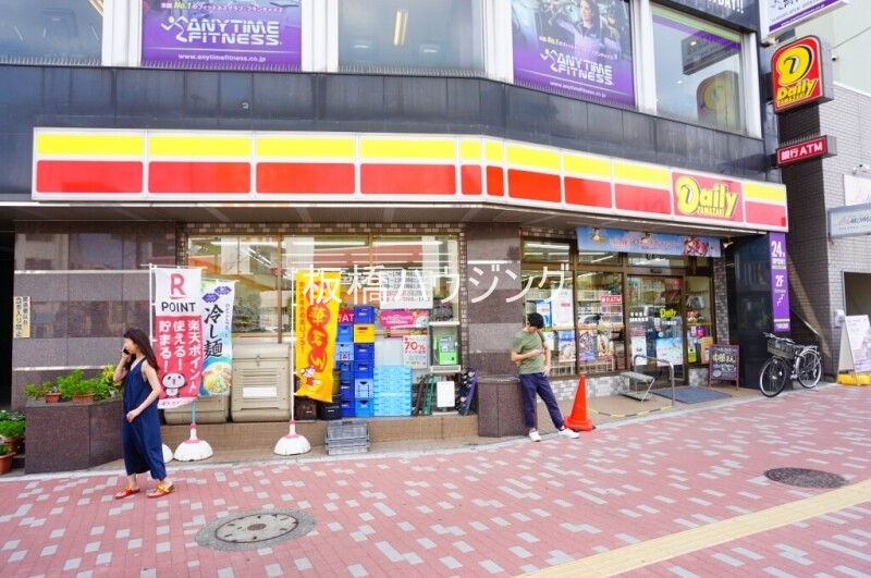 コンビニ　デイリーヤマザキ千川駅前店（コンビニ）まで290m