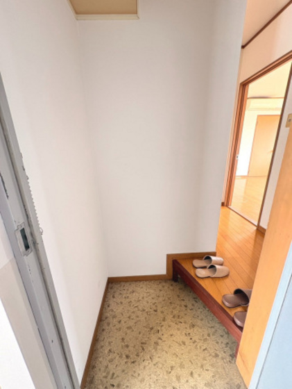 玄関　※別号室の写真です。