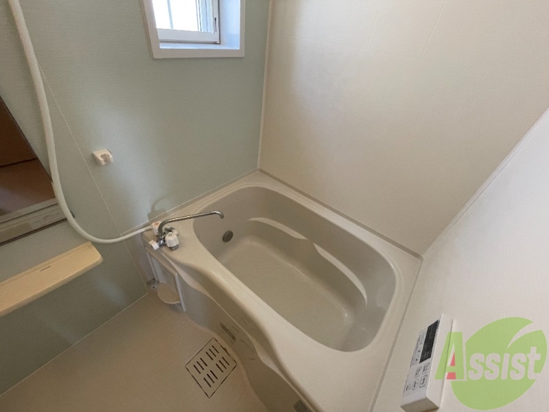 バス・シャワールーム　浴槽も広く、棚もありストレス無く使用出来そうですね。