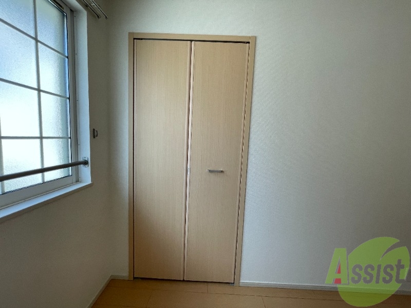 収納　洋室に収納スぺ*スがあり、アクセントクロスがオシャレですね。