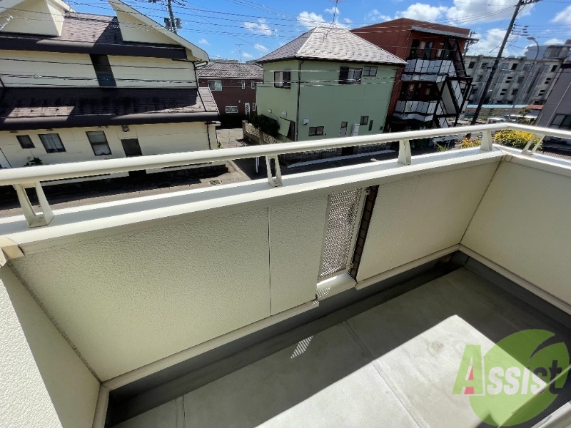 バルコニー　このバルコニースペースは洗濯物も問題なく干せそうですね。