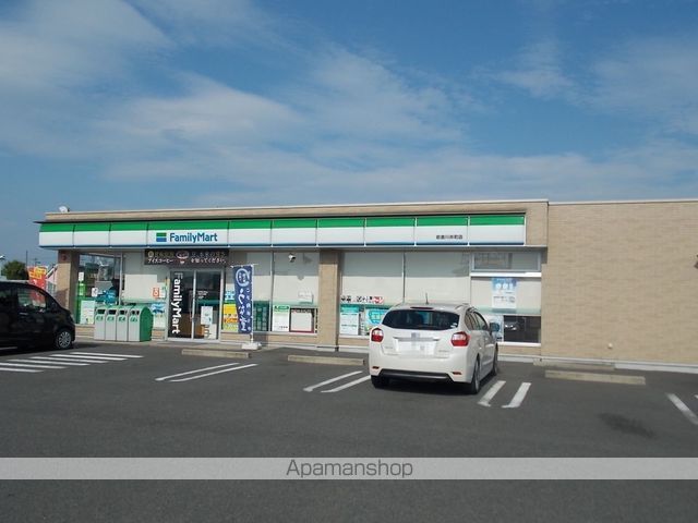 コンビニ　ファミリーマート（コンビニ）まで688m