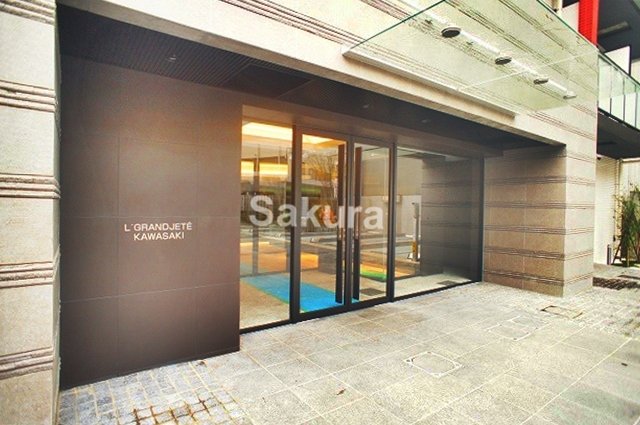 エントランス　重厚感のある建物デザイン♪