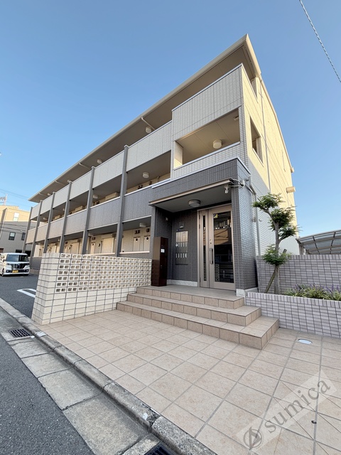 建物外観　落ち着いたエントランス。マンションを演出します。