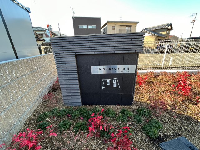 エントランス　2023年1月撮影※現況を優先いたします。