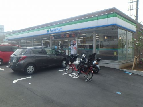 コンビニ　ファミリーマート 大田南六郷三丁目店（コンビニ）まで301m