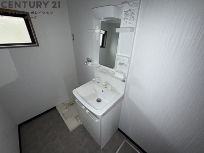 洗面設備　アメニティ収納棚ありの独立洗面台です