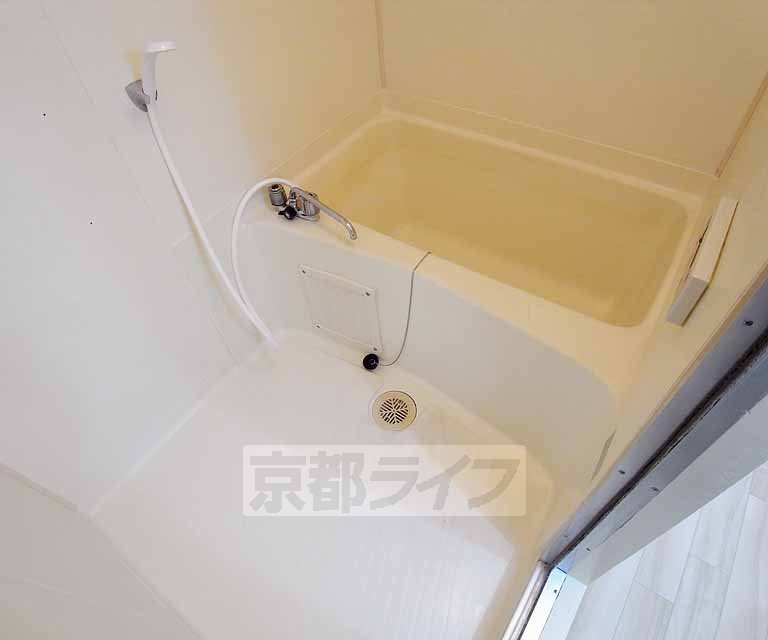 バス・シャワールーム　広めのお風呂でゆったりしています。