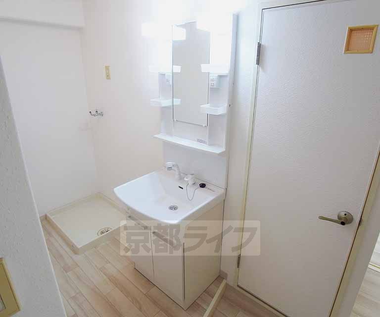 洗面設備　カーテンレールついているので目隠しにどうぞ