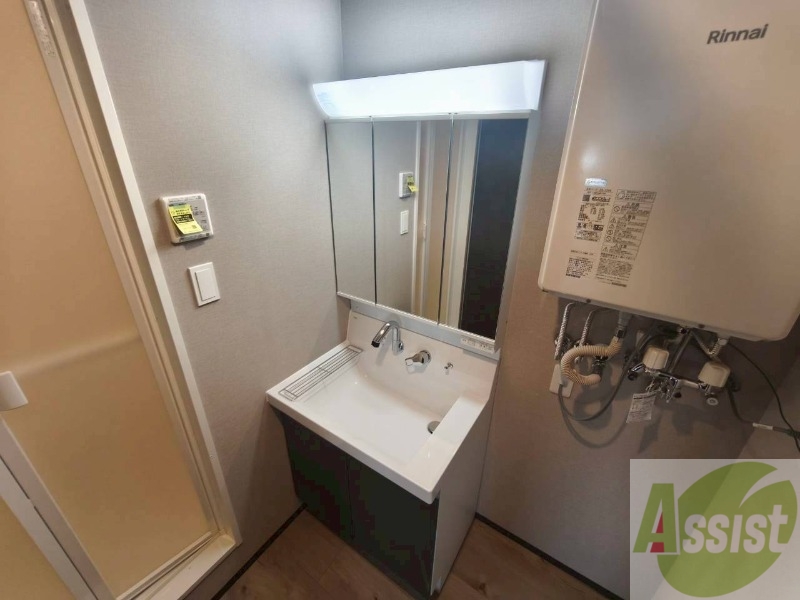 洗面設備　独立洗面台です。大きくてよいですね。シャンプーもできます！