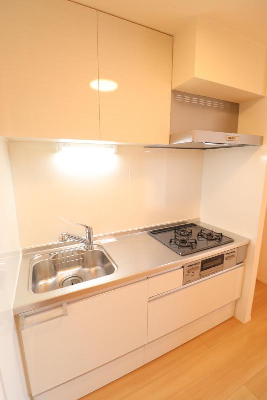 キッチン　3口コンロとグリル付のシステムキッチン