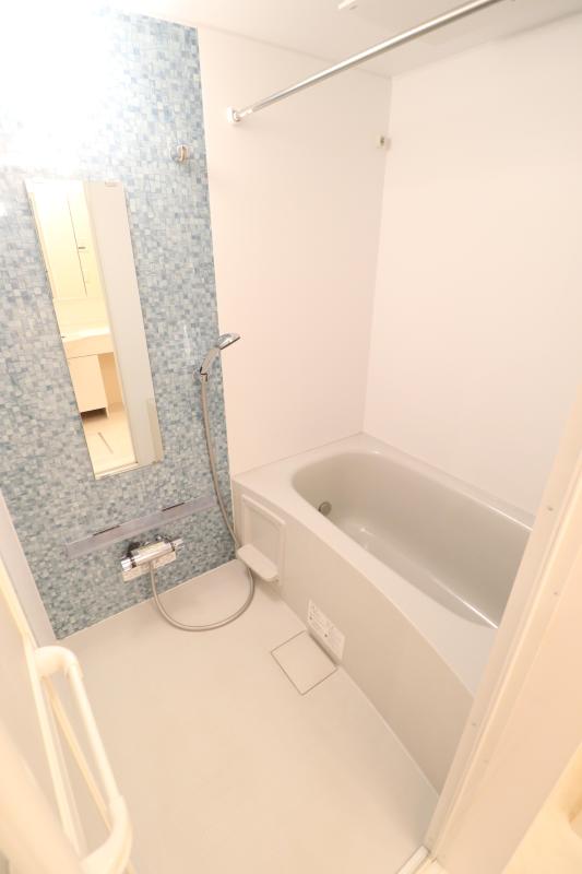 バス・シャワールーム　追い焚き、浴室換気乾燥機付きのバス