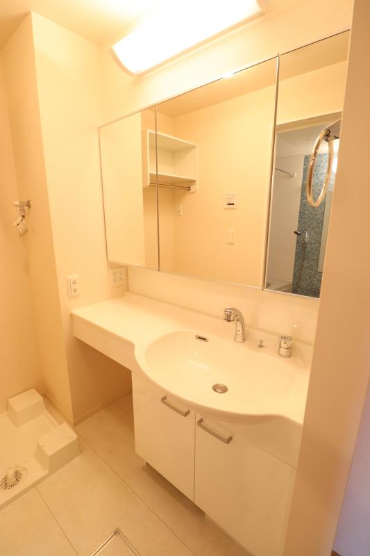 洗面設備　ワイドタイプのシャワー付き洗面台