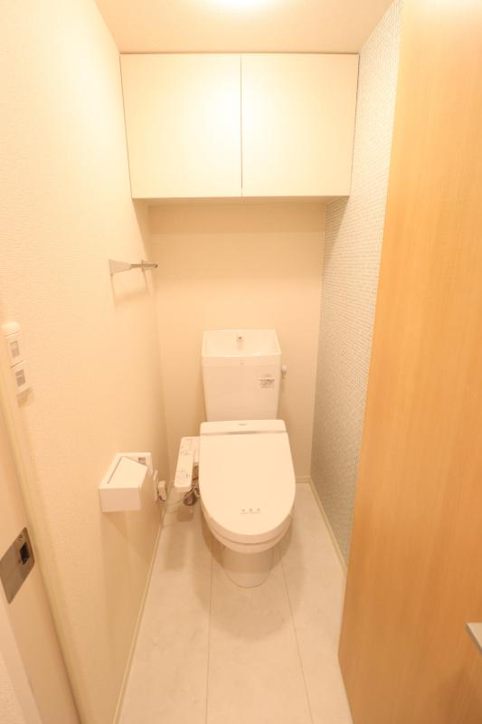トイレ　温水洗浄便座付きトイレ　上部に収納あり