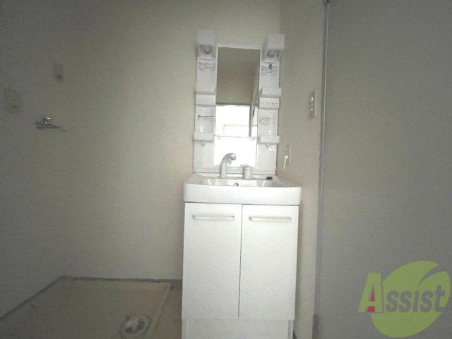 洗面設備　洗面化粧台も独立しており、洗面台の棚も利便性がありますね。