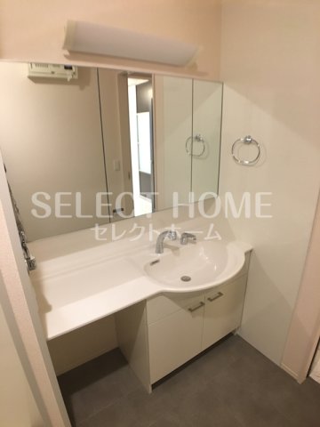 洗面設備　独立洗面台です 同型タイプ