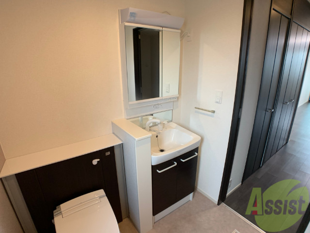 洗面設備　トイレの隣に洗面台があります。人気のシャンプードレッサーです