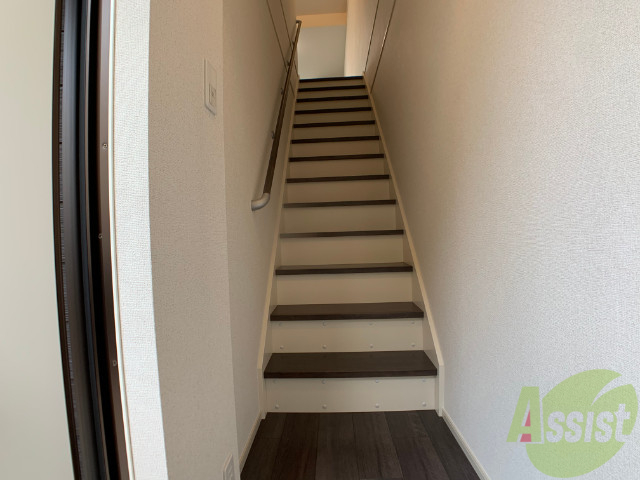 玄関　玄関を入って階段を登っていくとお部屋に着きます。