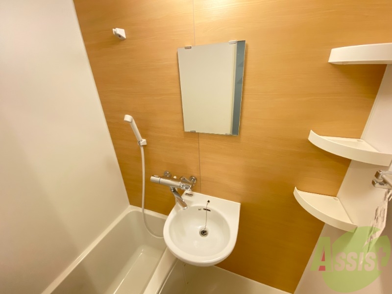 洗面設備　シンプルな洗面台です