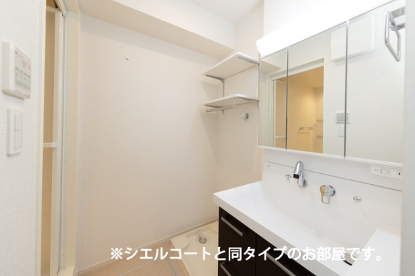 洗面設備　※参考写真　同建築メーカー施工の同間取完成他物件のものです。