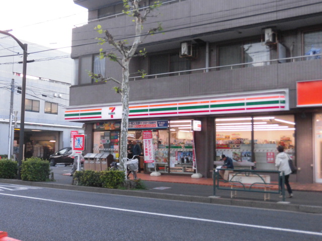 コンビニ　セブンイレブン練馬北町店（コンビニ）まで830m