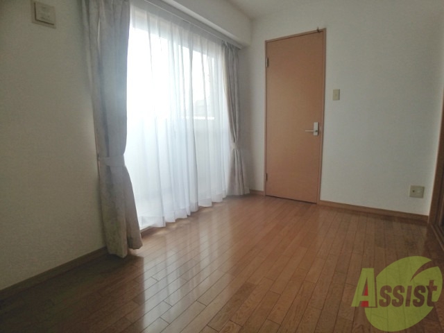 その他部屋・スペース　寝室は清潔感があり、広々としたお部屋でゆったり休めます。