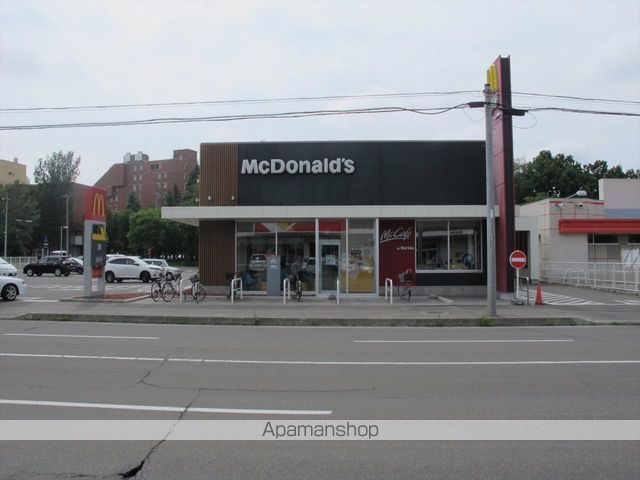飲食店　マクドナルド 帯広西５条店（飲食店）まで353m