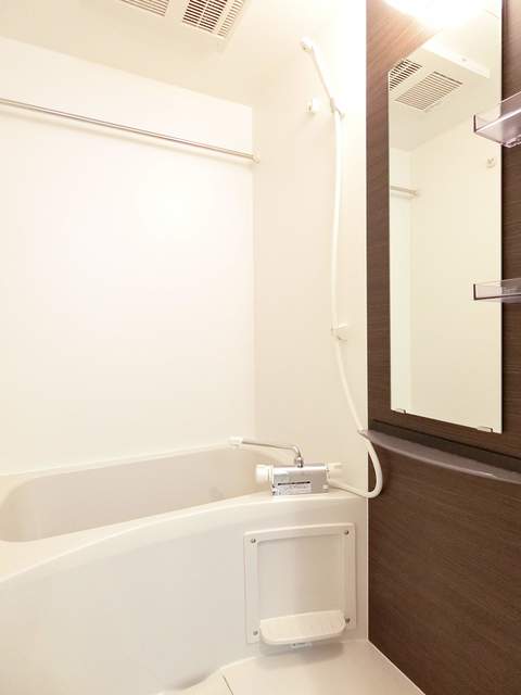 バス・シャワールーム　コンパクトで使いやすいお風呂です