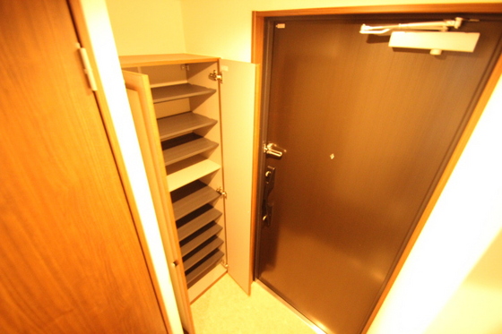 玄関　※別号室の写真です