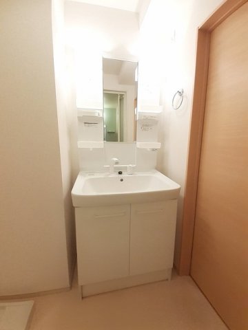 洗面設備　ゆったりとスペースのある洗面所