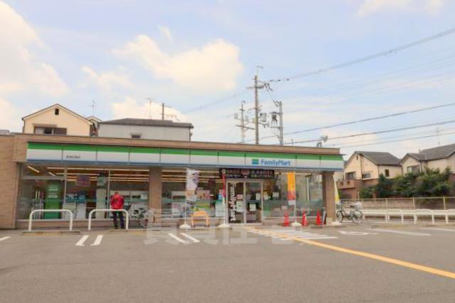 コンビニ　ファミリーマート　摂津庄屋（コンビニ）まで665m
