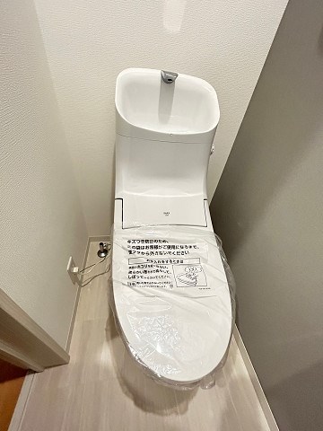 トイレ　落ち着いた色調のトイレです