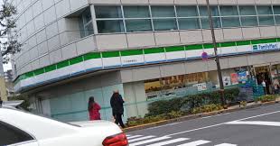 コンビニ　ファミリーマート 千住警察署前店（コンビニ）まで378m