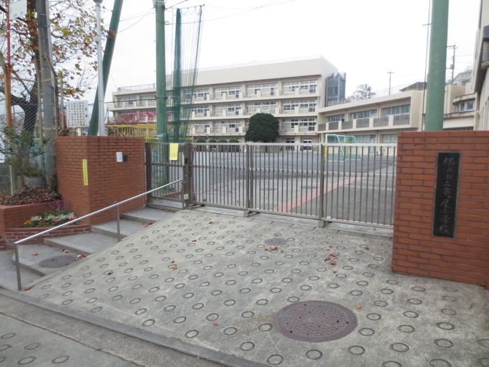 小学校　横浜市立市ケ尾小学校（小学校）まで352m