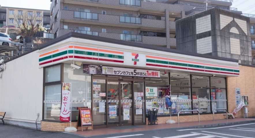 コンビニ　セブン-イレブン 横浜下永谷駅前店（コンビニ）まで589m