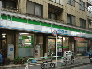 コンビニ　ファミリーマート世田谷教育会館前店（コンビニ）まで325m