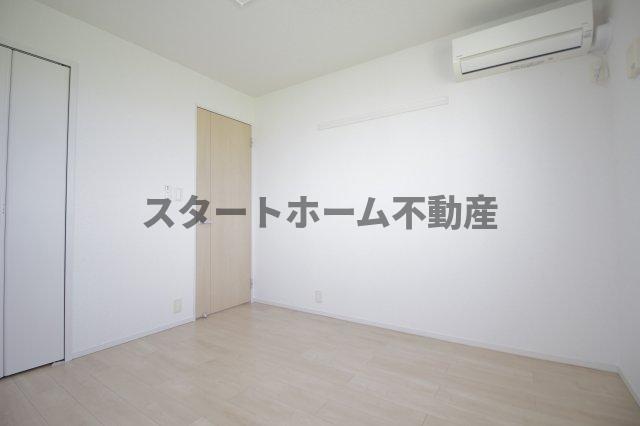 その他部屋・スペース　落ち着いた色調の寝室です