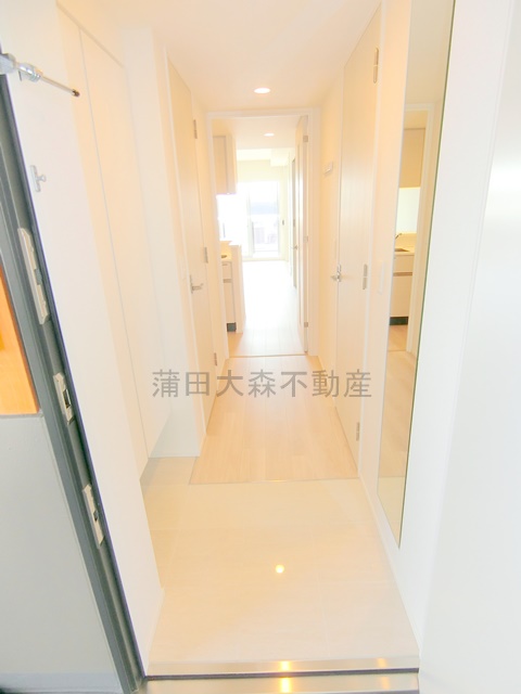 玄関　姿見鏡付きがうれしい玄関